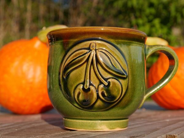 Hrnček čerešne – keramika – zelený